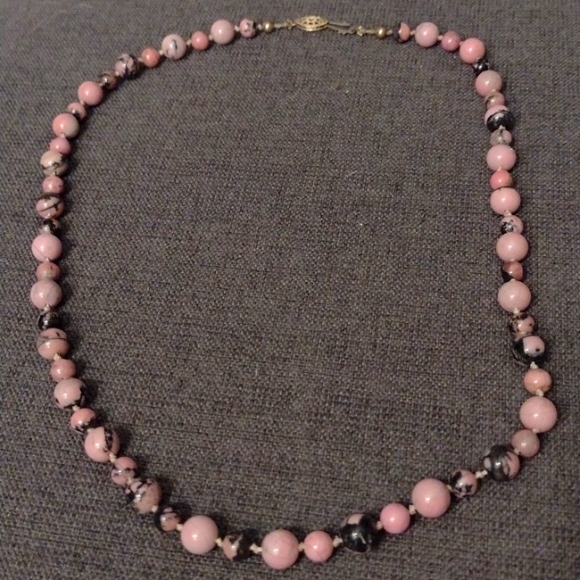Women's Bead necklace. - Picture 2 of 3